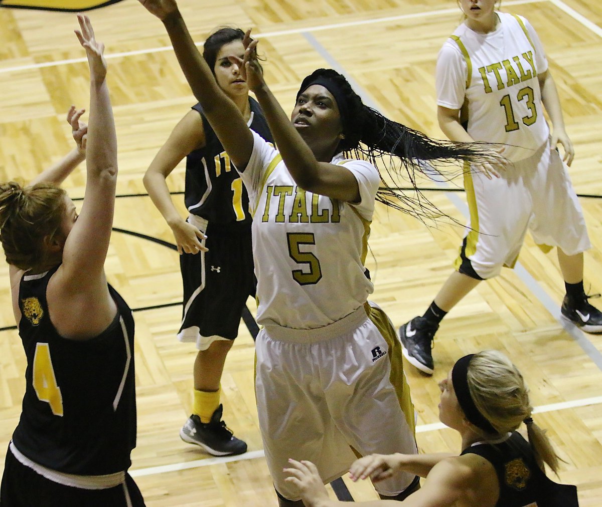 Image: Janae Robertson(5) scores inside for the Lady Gladiators.