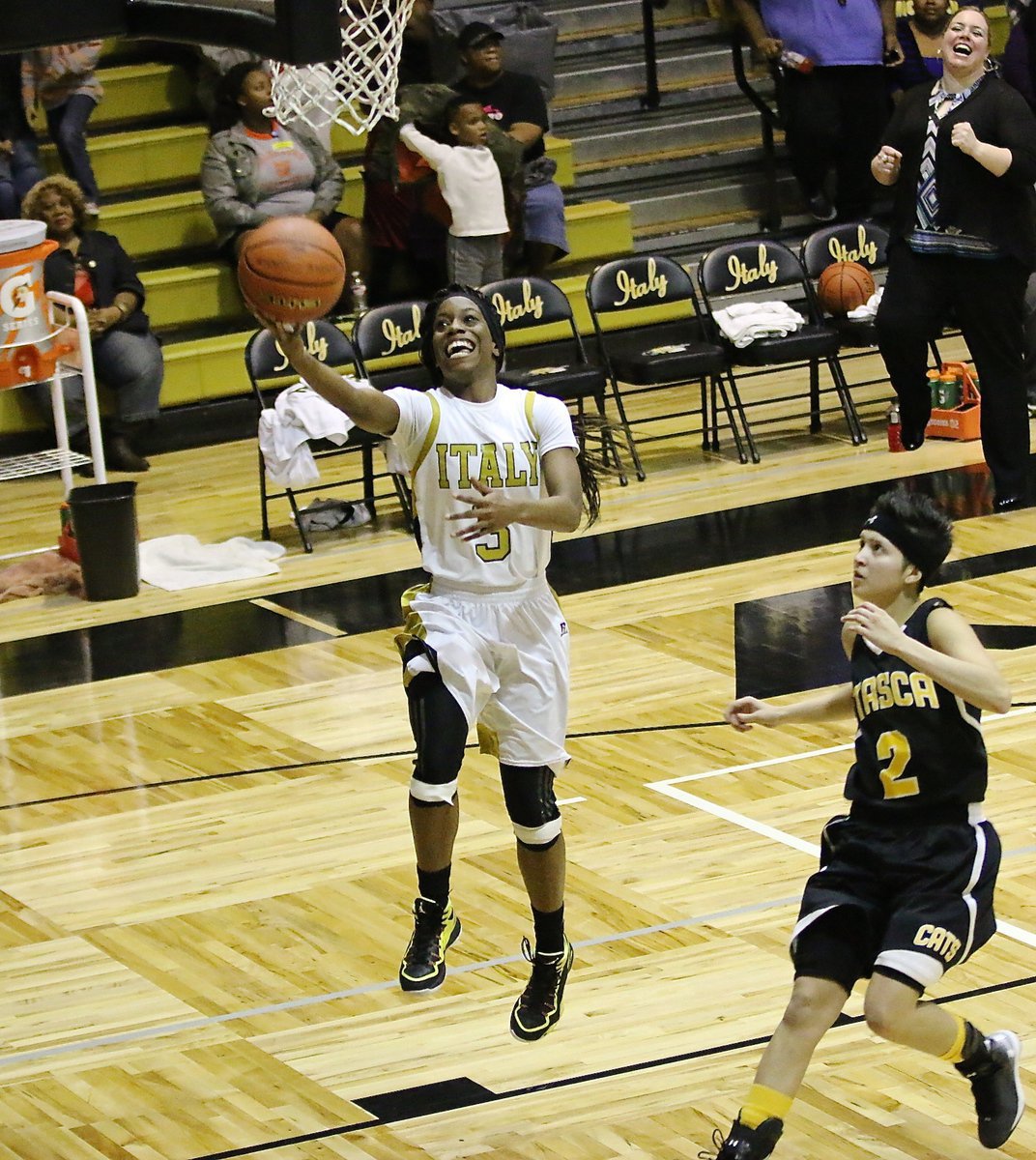 Image: Kortnei Johnson(3) finishes strong with a total of 29-points against Itasca to lead Italy to a win in their district opener and Head Coach Melissa Fullmer is loving every minute of it!!!