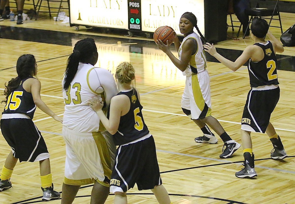 Image: Italy’s K’Breona Davis(10) checks to see if Cory Chance(33) is open.