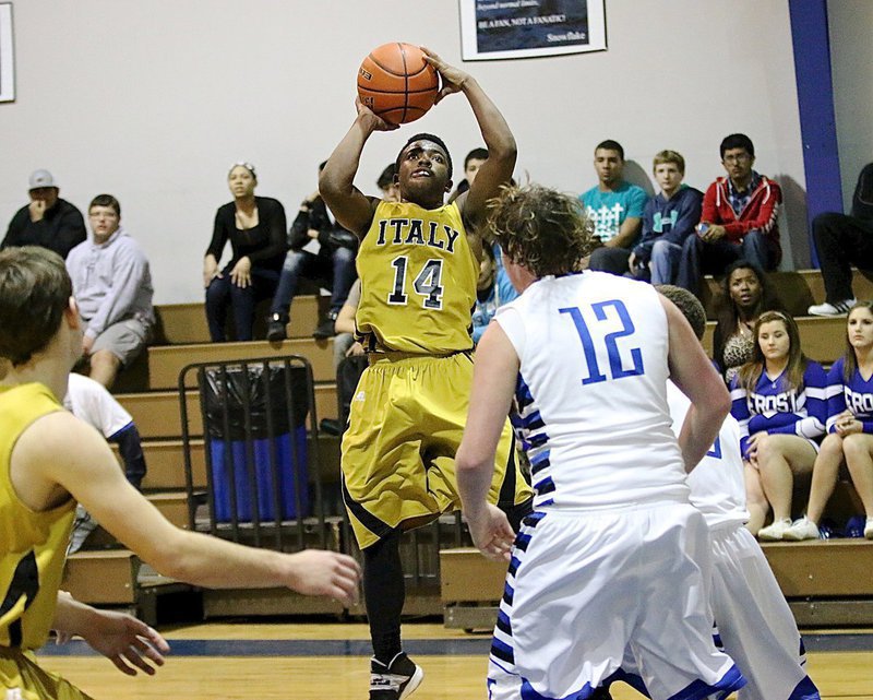 Image: Italy’s Kendrick Norwood(14) pulls up in the lane.