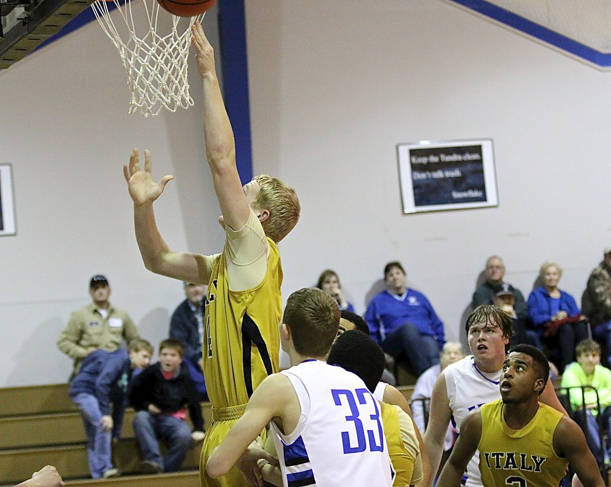 Image: Senior Cody Boyd(4) scores inside for the Gladiators.