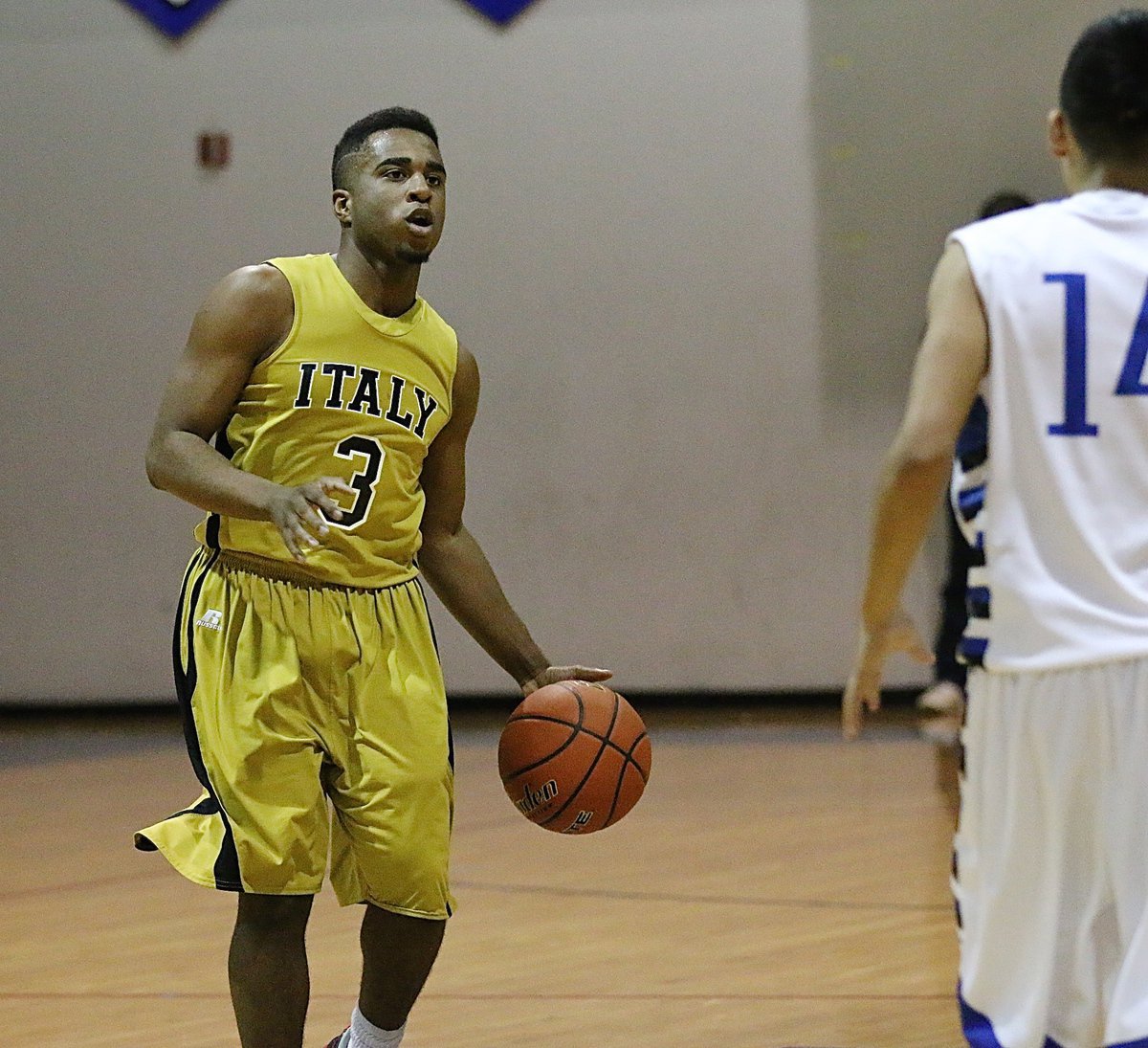 Image: Gladiator Jaray Anderson(3) surveys the landscape in search of an open teammate.