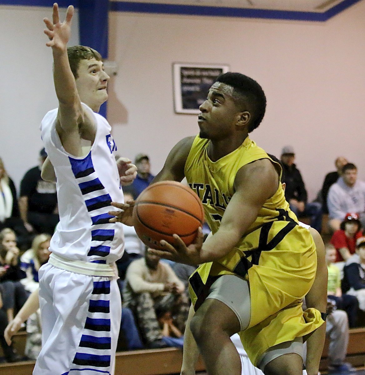 Image: Jaray Anderson(3) swoops to the hoop for the Gladiators.