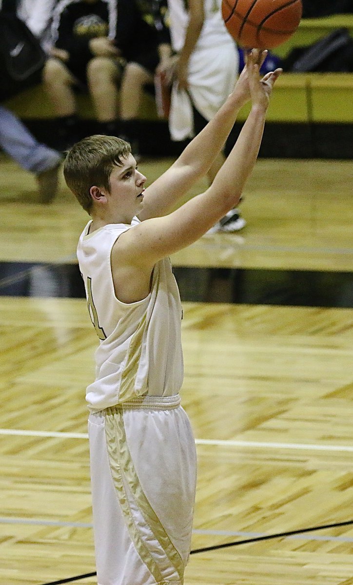 Image: James Walton(11) shoots a freebie from the stripe.