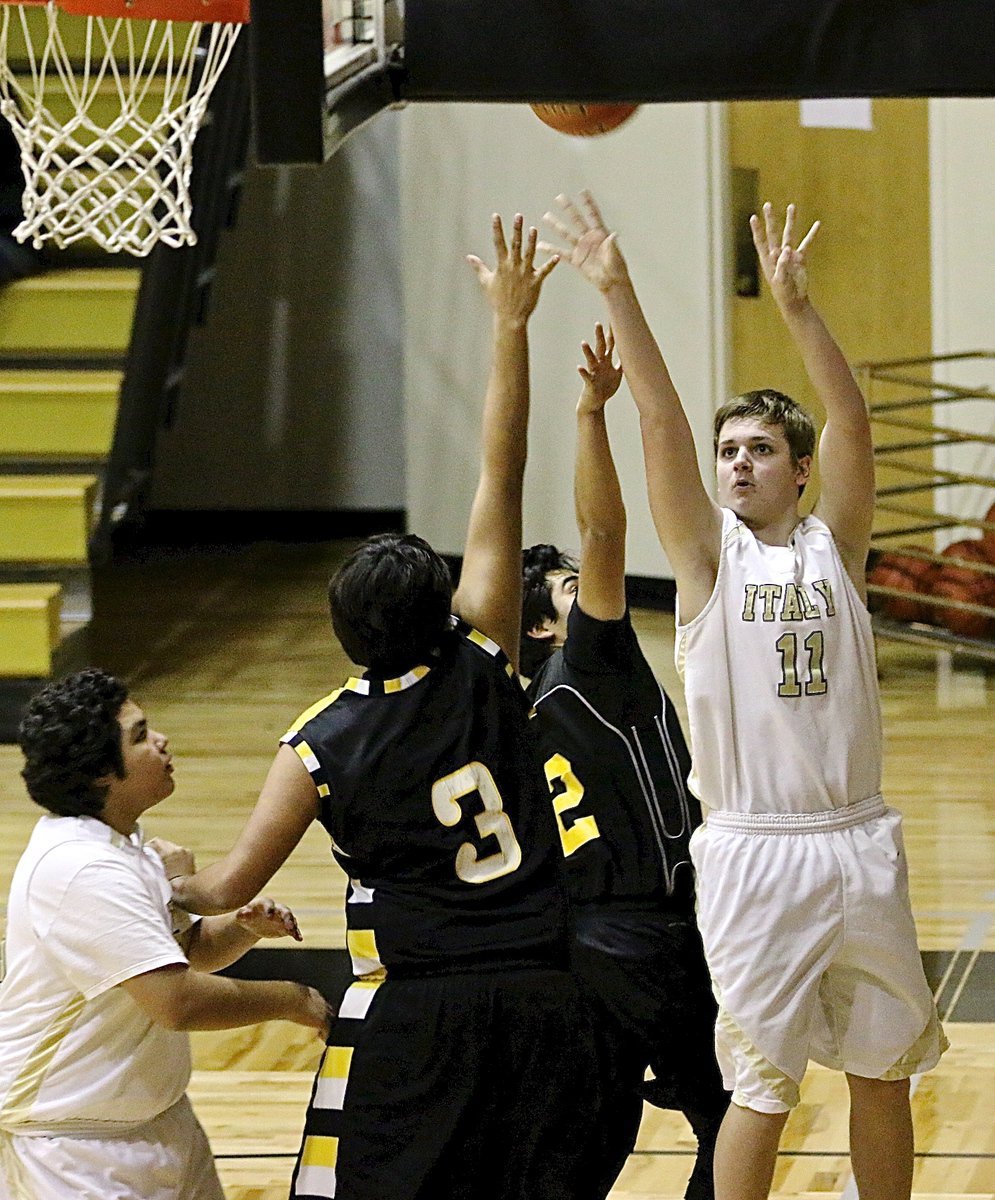 Image: James Walton(11) puts up a baseline shot.