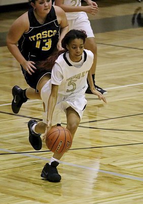 Image: T’Keyah pace(5) pushes the ball up the court on her way to a 6-point night.