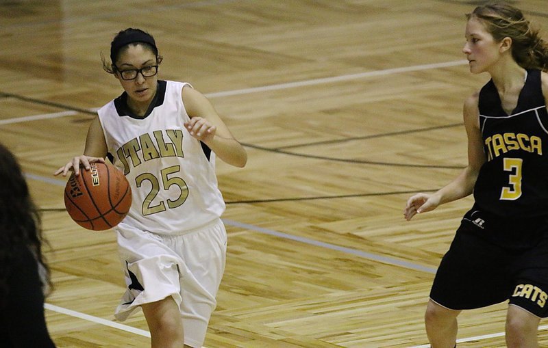 Image: Lizzie Garcia(25) handles the ball against Itasca.