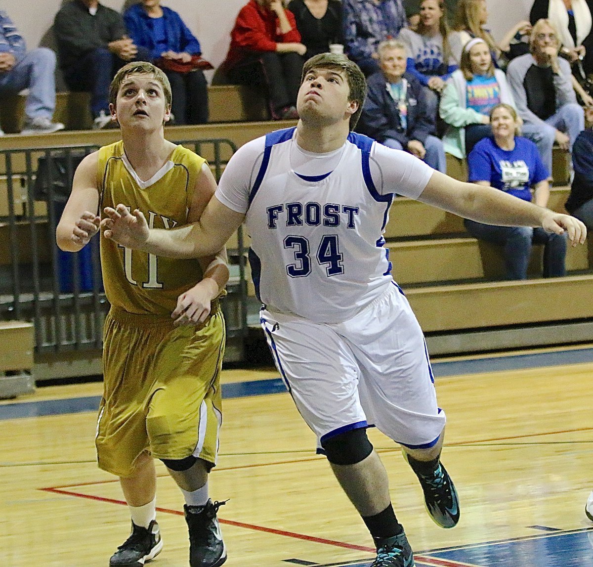 Image: Frost offered a big challenge but Italy’s James Walton(11) rose to the challenge for the JV Gladiators.