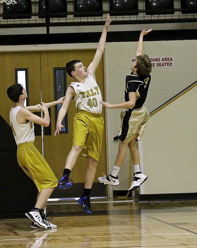 Image: Italy 7th Grader Hunter Hinz(40) challenges a Hubbard shooter.