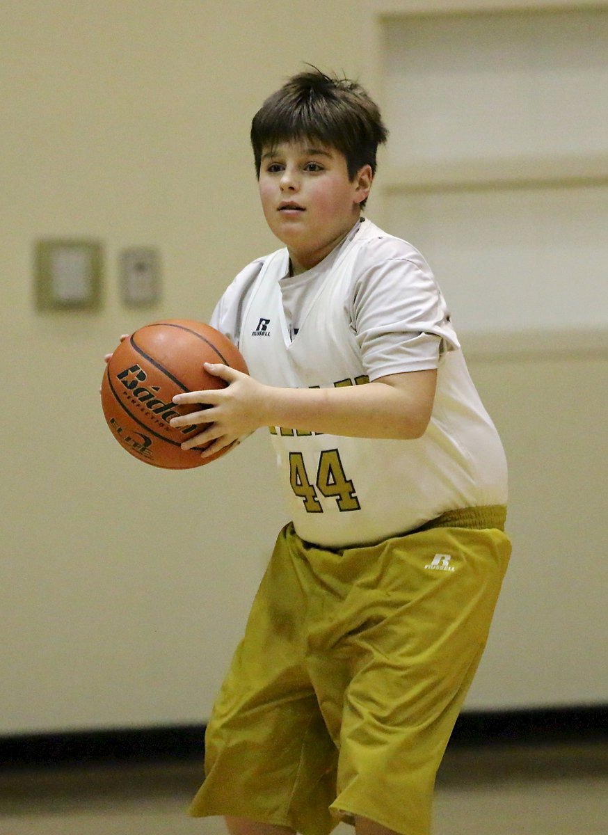 Image: Italy 8th Grader Mickey South(44) scans the scene for an open teammate.