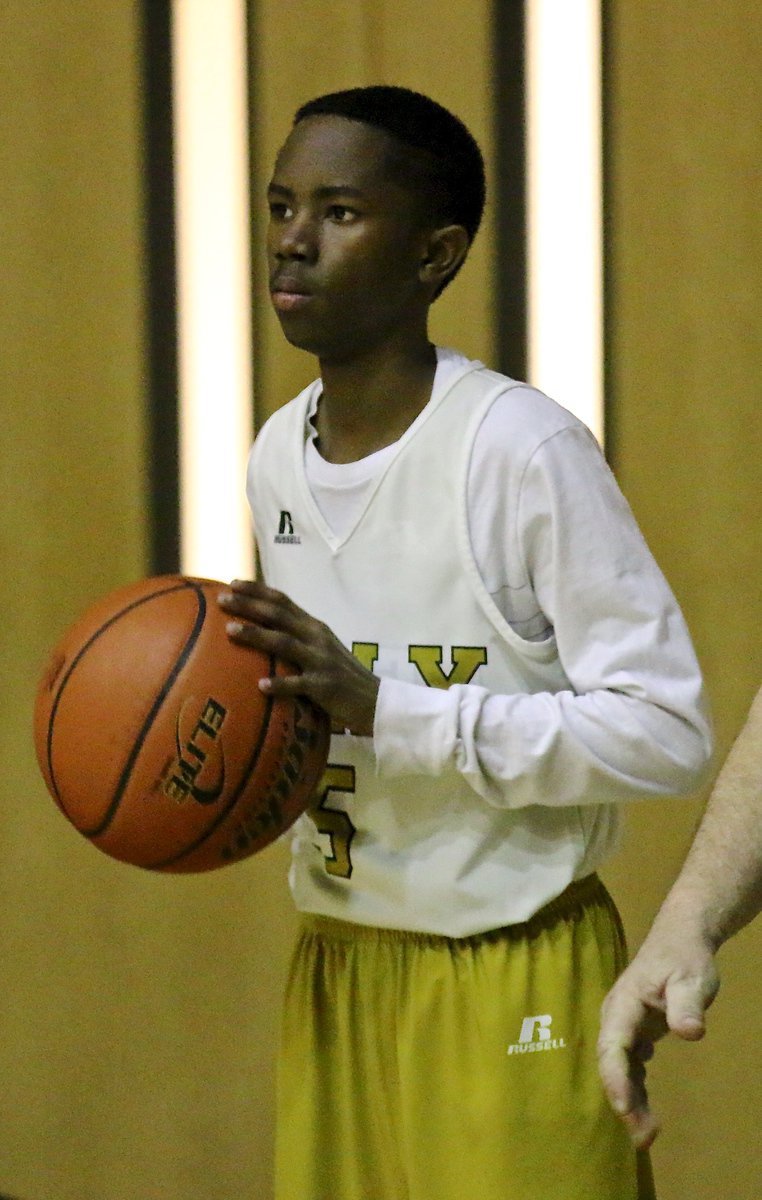 Image: Jaylon Lusk(5) prepares to inbound the ball for Italy’s 8th Grade team.