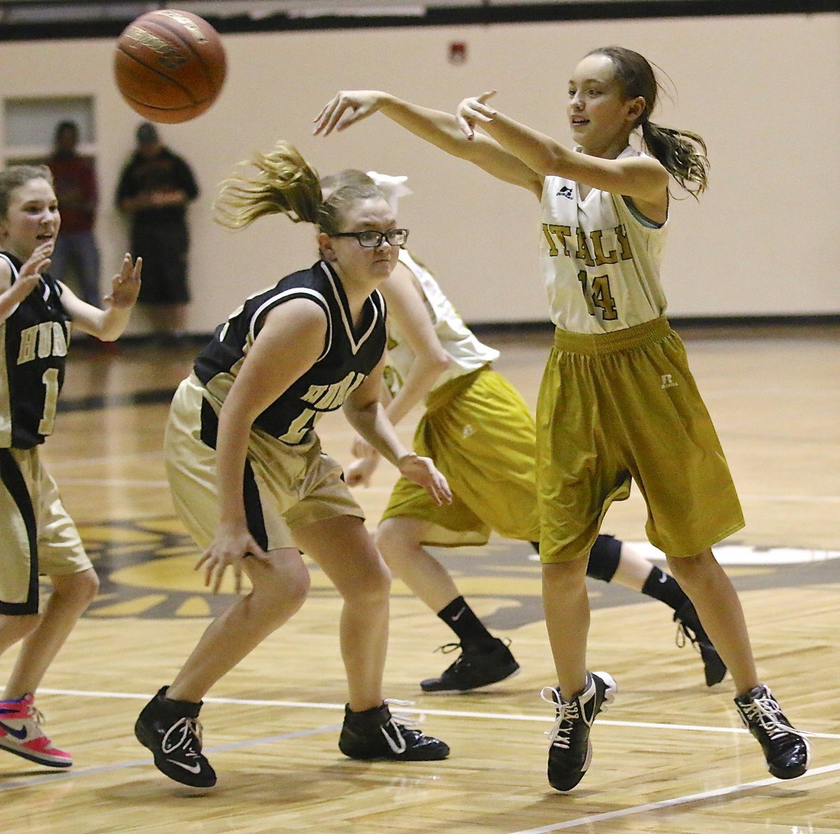 Image: Italy B team Lady Gladiator Kaitlyn Fulgum(14) makes a pass to a teammate.