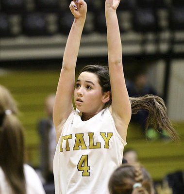Image: Madison Galvan(4) tries a free-throw for the Italy A team.