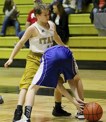 Image: Italy 7th grader Tanner Chambers(14) displays excellent 1-on-1 defense to turn back the Lions and their fast break attempt.