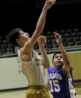Image: Italy 7th grader Ryan Dabney(4) takes a shot from the low block.