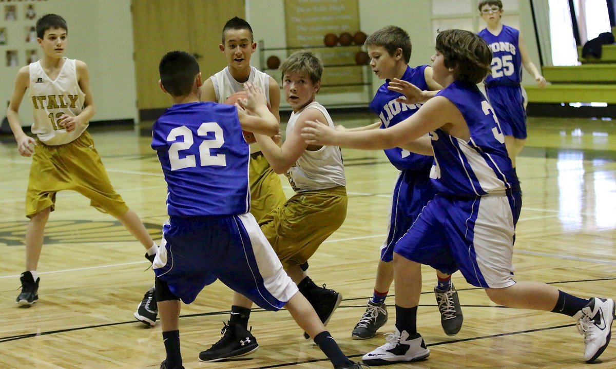 Image: Tanner Chambers(14) passes over three Lion defenders to an open teammate.