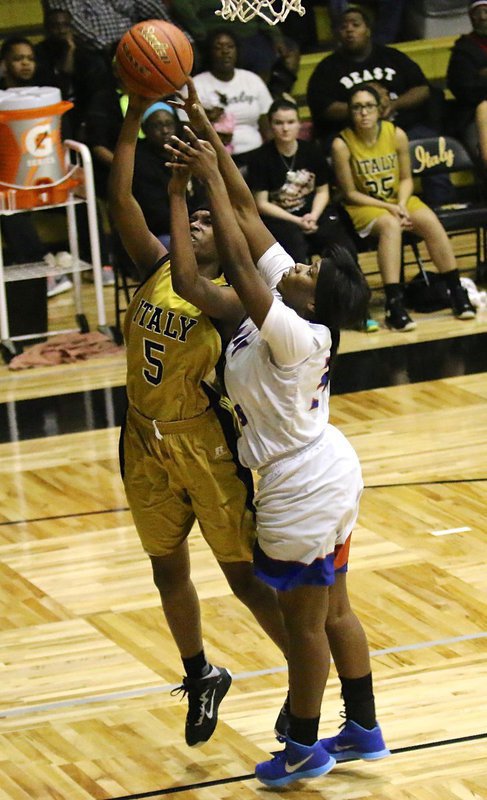 Image: Janae Robertson(5) makes a push toward the rim for Italy.