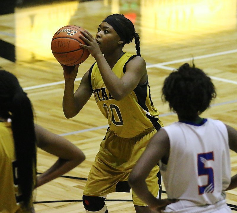 Image: K’Breona Davis(10) goes to the line for Italy.