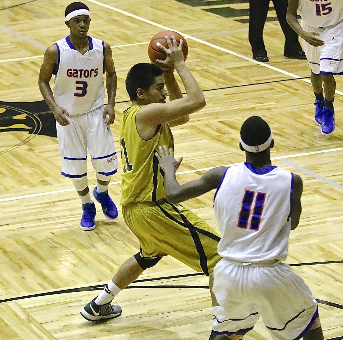 Image: Davis De La Hoya(21) searches for a teammate to pass the ball to.