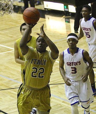 Image: Gladiator Kenneth Norwood, Jr.(22) scores two of his 7-points against Gateway.