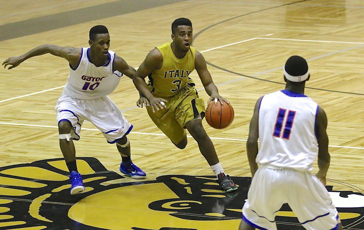 Image: Gladiator Jaray Anderson(3) maneuvers thru a maze of Gator defenders.