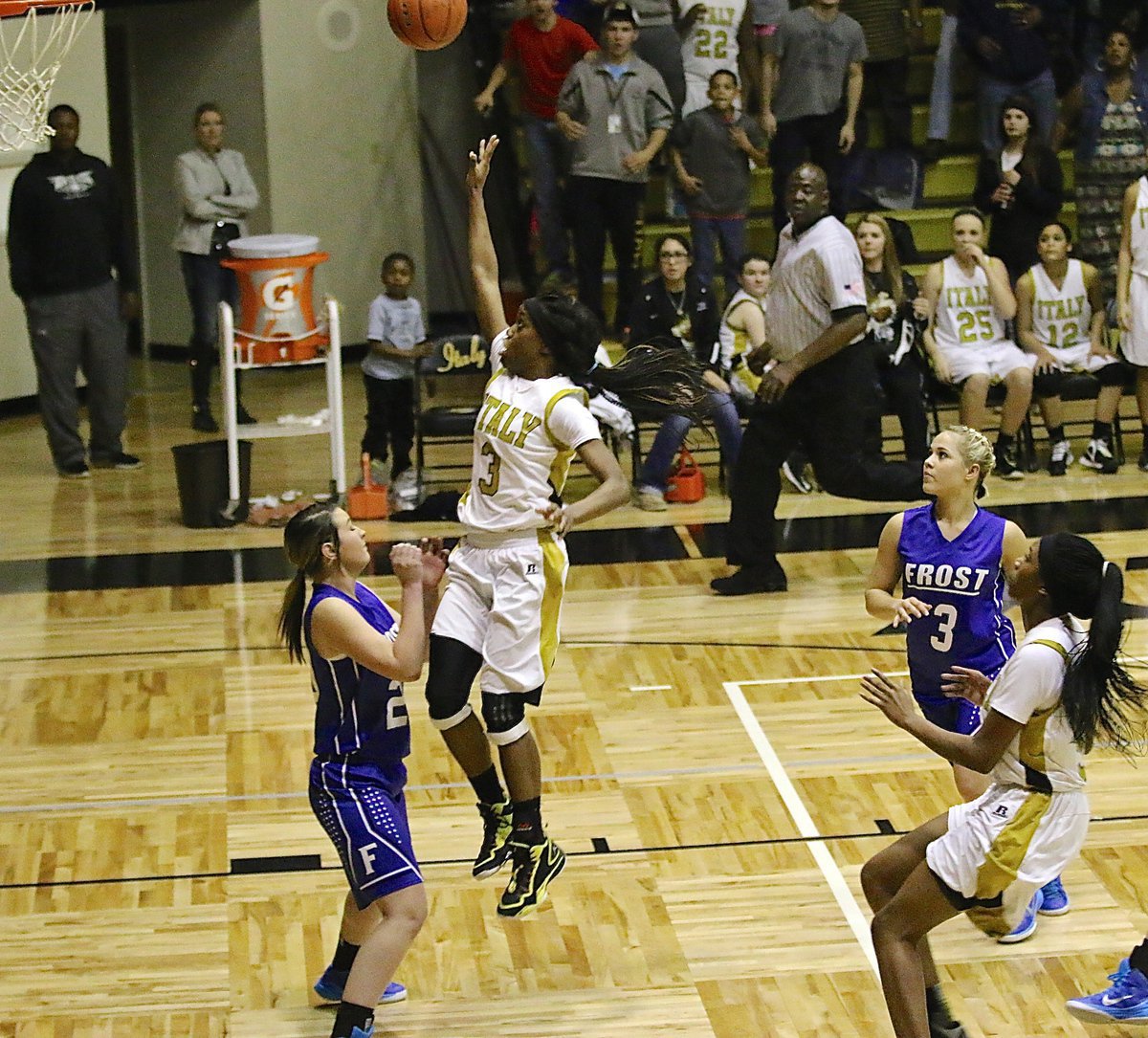 Image: After releasing the shot to beat the buzzer, Italy’s Kortnei Johnson(3) also avoids being called for charging on the games final play. The ball circled the rim for ages before dropping in to seal the comeback win over Frost.