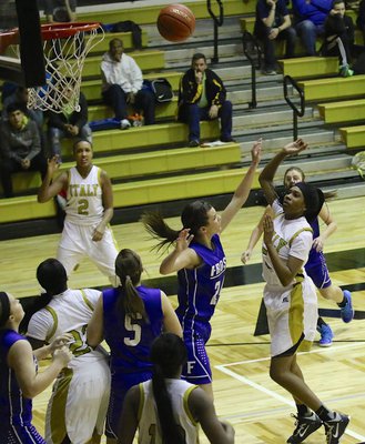Image: Italy sophomore Janae Robertson(5) puts up a shot early in the first half against Frost.