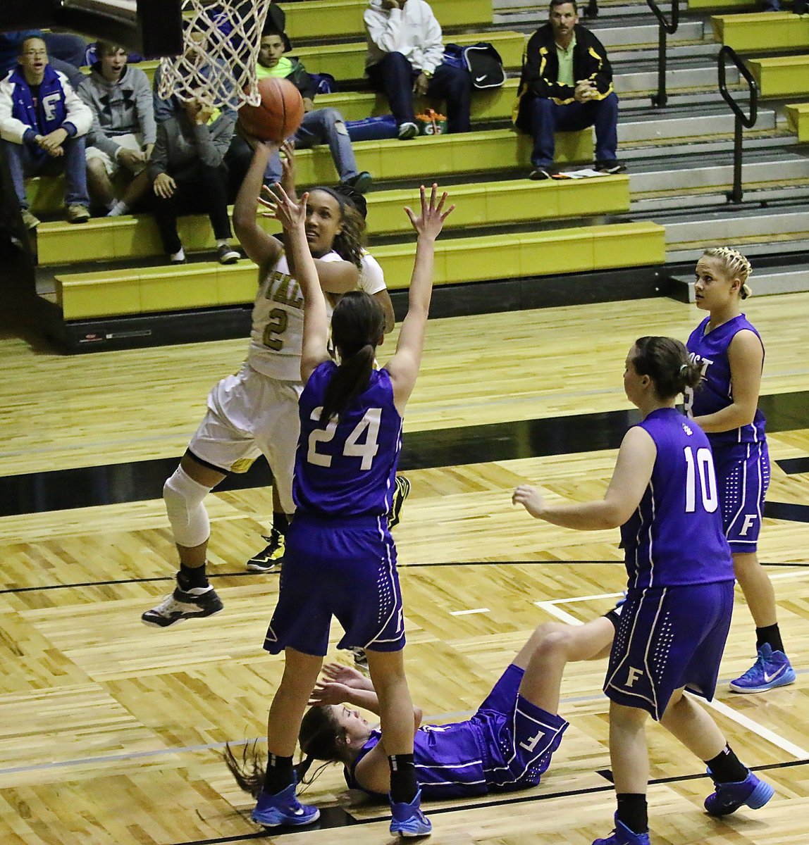 Image: Italy’s Emmy Cunningham(2) keeps pressure on the Frost defense.