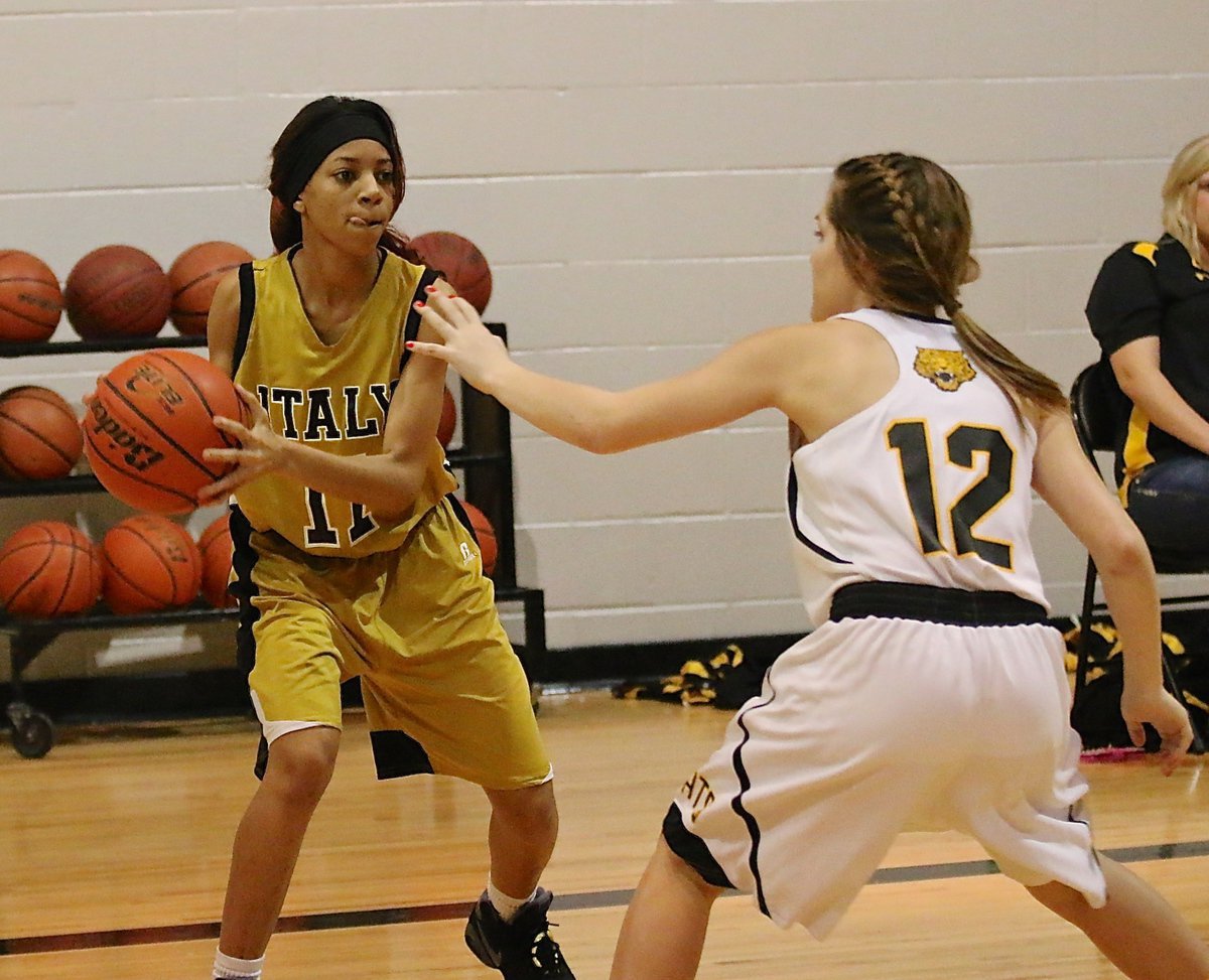 Image: Italy freshman T’Keya pace(11) checks for an open teammate inside.