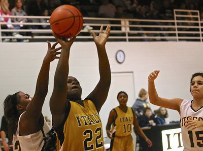 Image: Lady Gladiator junior Taleyia Wilson(22) puts up a shot in the lane.