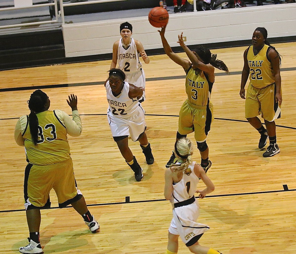 Image: Italy’s Kortnei Johnson(3) takes advantage of space to get off a shot against Itasca.