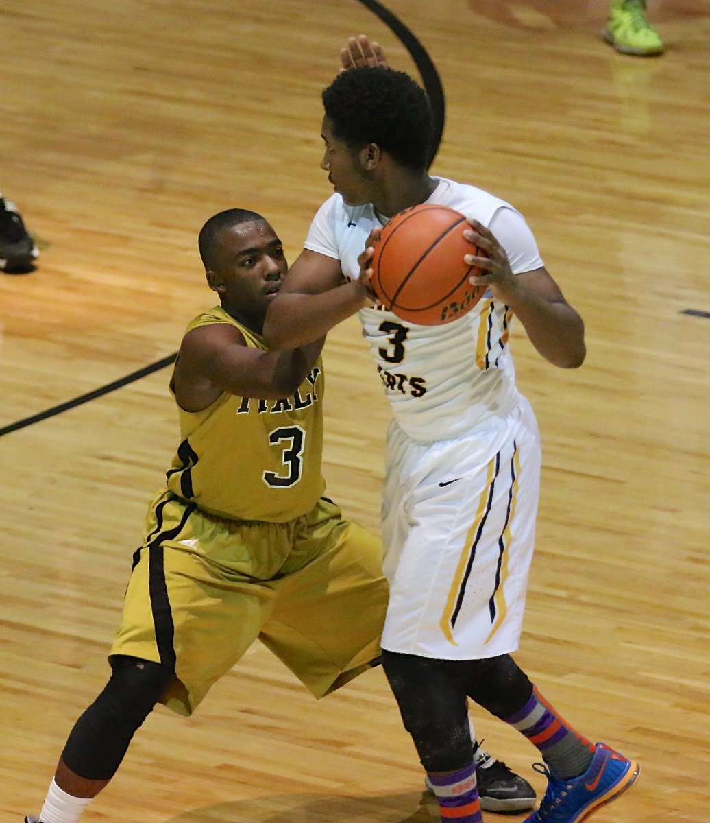 Image: Gladiator Kendrick Norwood(3) plays tight defense on an Itasca ball handler looking to pass.