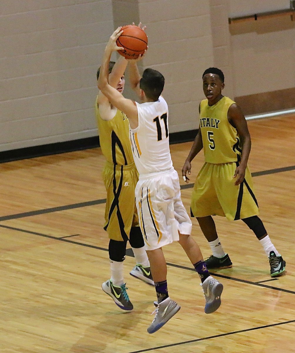 Image: Gladiator Gary Kincaid(2) puts pressure on an Itasca shooter.