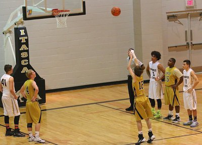 Image: Ty Windham(12) is on target from the free-throw line despite a wrapped shooting wrist.