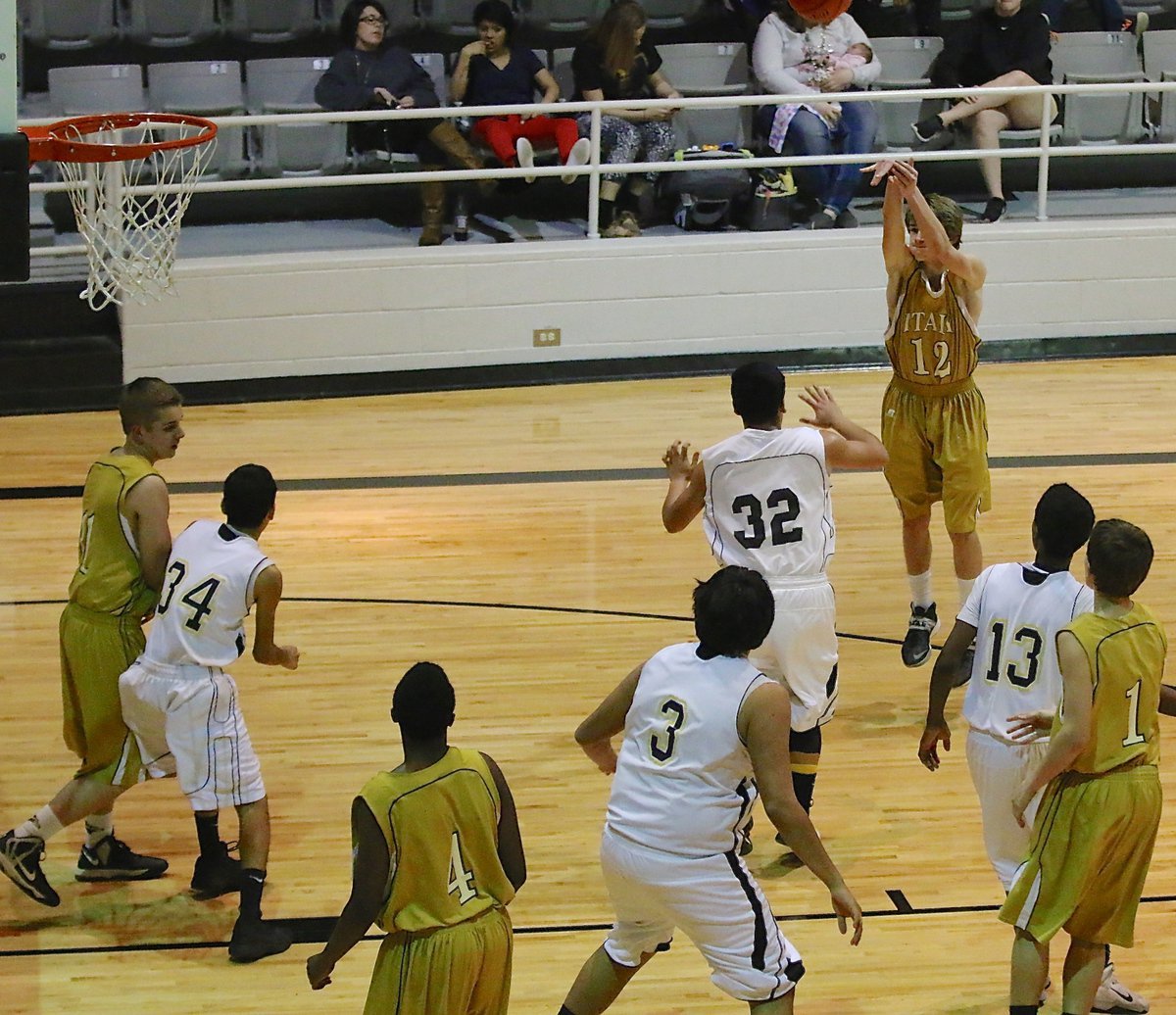 Image: Garrett Janek(12) shoots a long-range jumper for Italy.