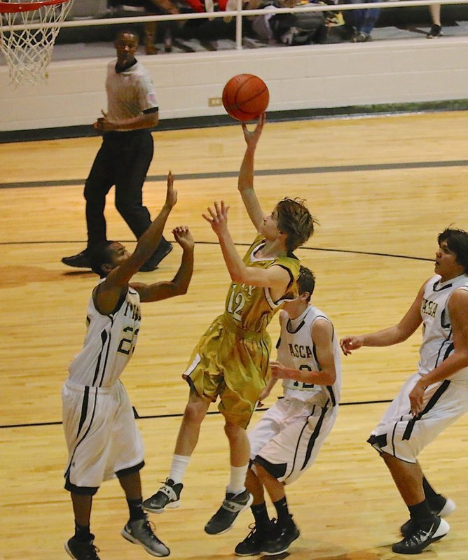 Image: Italy’s Garrett Janek(12) shoots over the JV Wampus Cat defense.