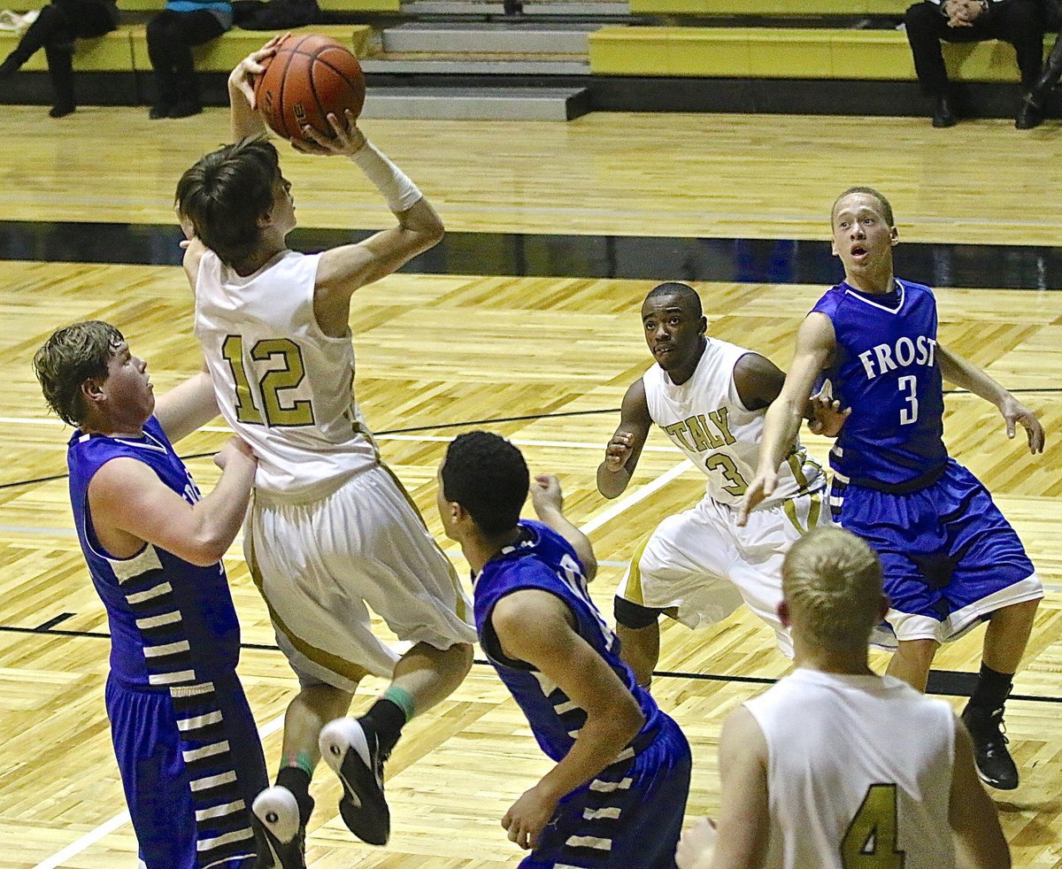 Image: Gladiator Ty Windham(12) maneuvers between two Polar Bears to get the shot he wants.