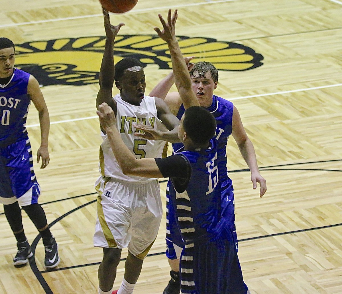 Image: Kevin Johnson(5) attacks the basket for Italy.