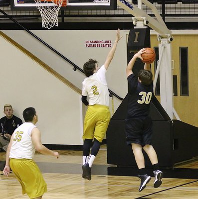 Image: Italy 8th grader Andrew Oldfield(2) challenges a Dawson shooter.