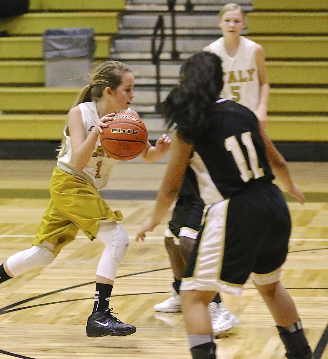 Image: Italy A-team guard Karley Nelson(1) splits Dawson’s zone defense.