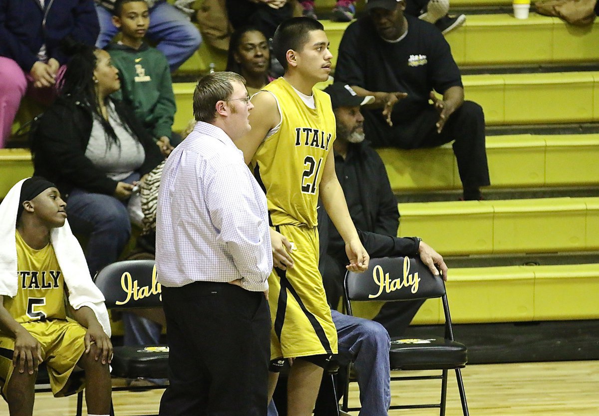 Image: Italy Gladiator head coach Brandon Ganske sends his big man David De La Hoya(21).