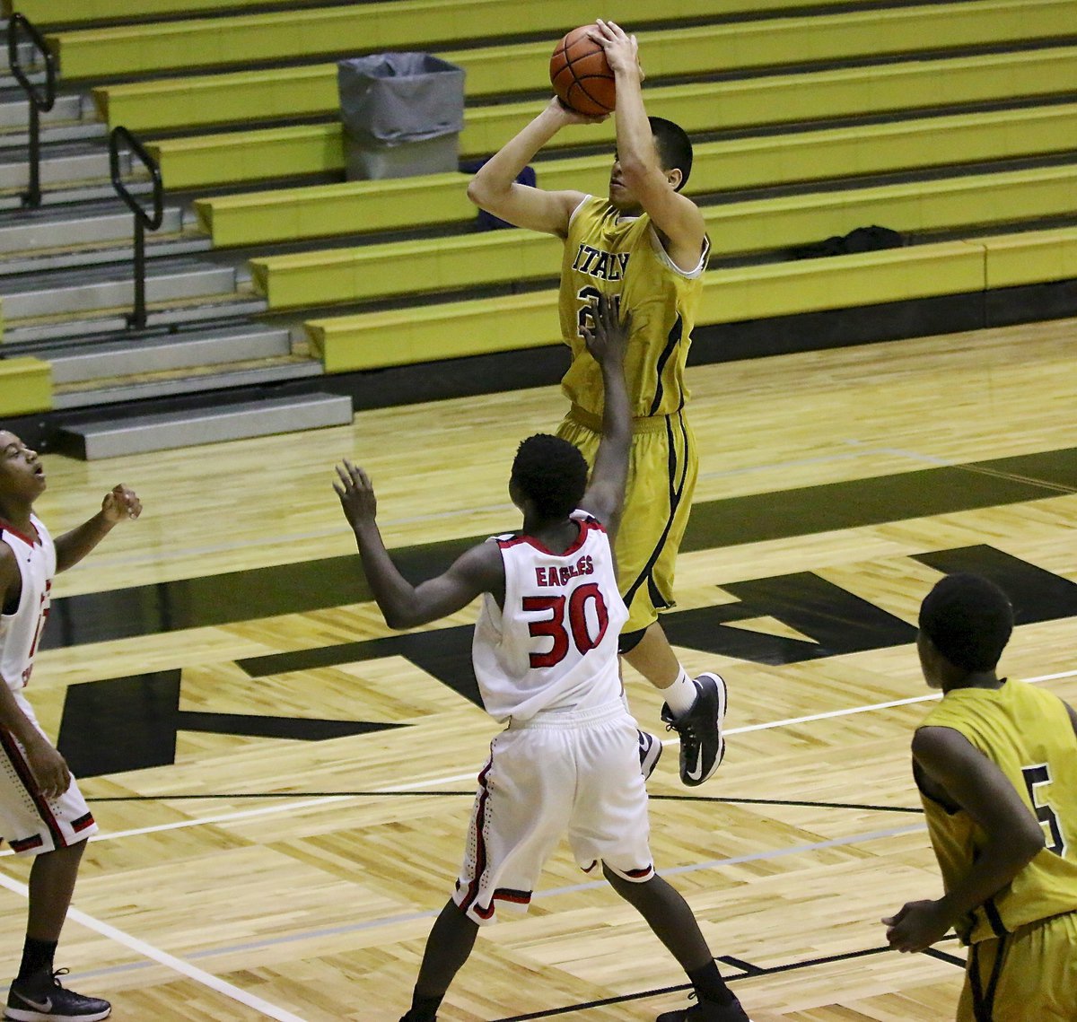 Image: Gladiator David De La Hoya(21) rises up to take a jumper over the Garland Alpha Charter defense.