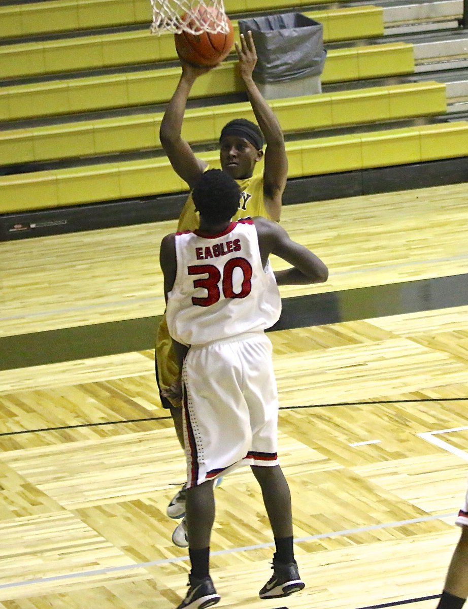 Image: Italy’s Kevin Johnson(5) scores four first-period points and finishes the game with 16-points, including 2 three-pointer, to lead the Gladiators in their win over Garland Alpha Charter.