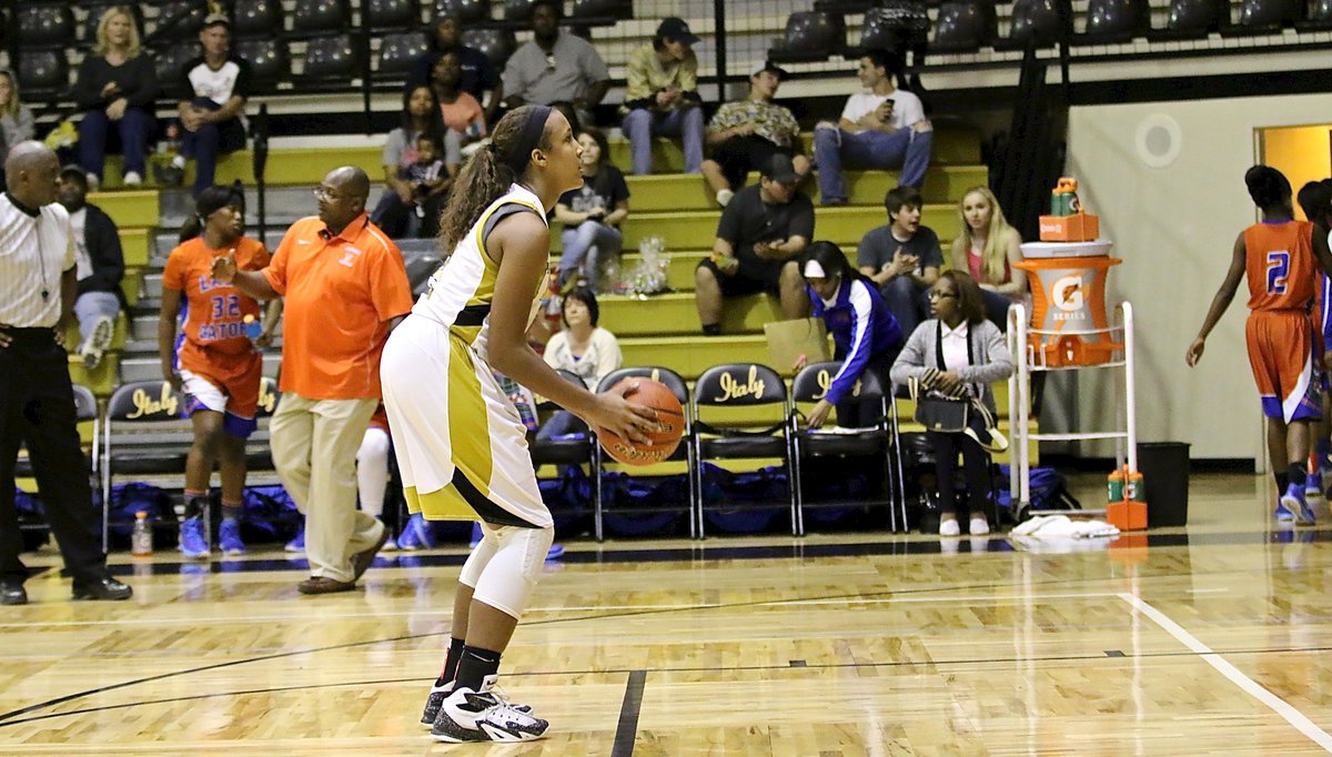 Image: At intermission, Dallas Gateway heading for the locker room with a 1-point lead but found themselves trailing by 2-points to start the third. Italy’s Emmy Cunningham(2) recaptured the lead 29-27 after sinking three consecutive free-throws while being fouled on her half-court shot attempt to beat the buzzer.