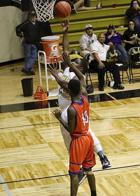 Image: Kenneth Norwood, Jr.(22) finished the night with a team-high 22-points for the Gladiator cause.