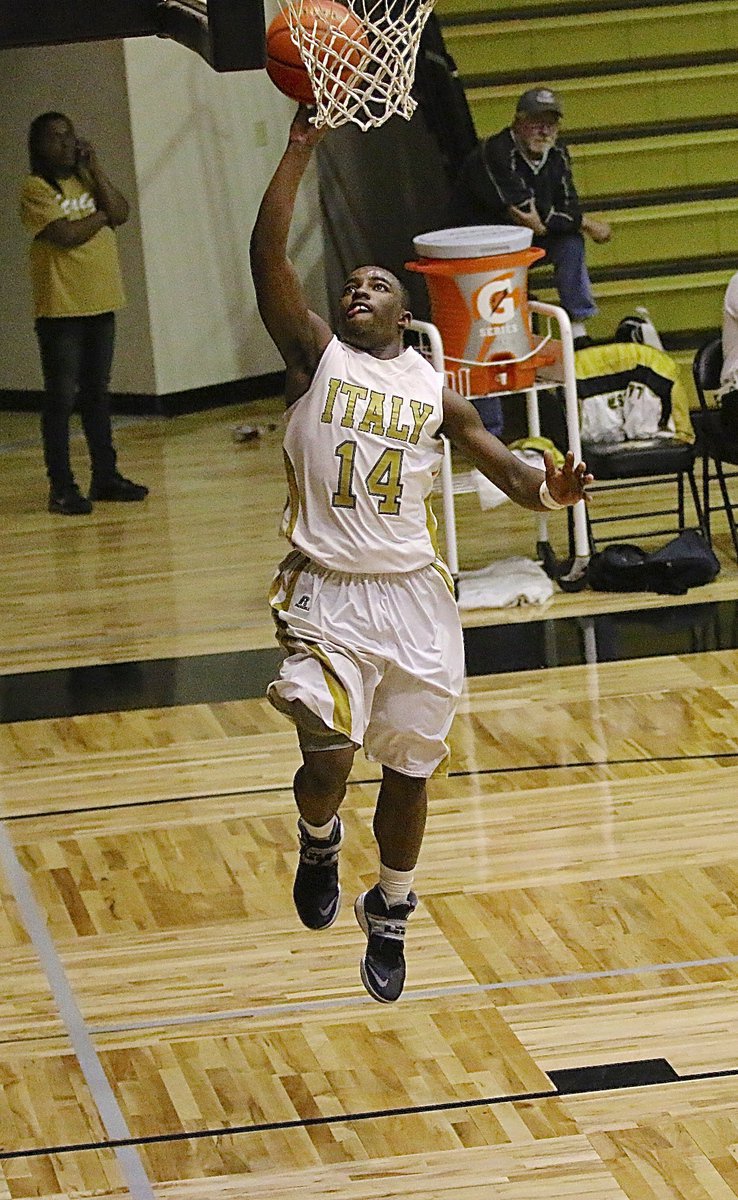 Image: Kendrick Norwood(14) goes in for an open layup against Gateway.