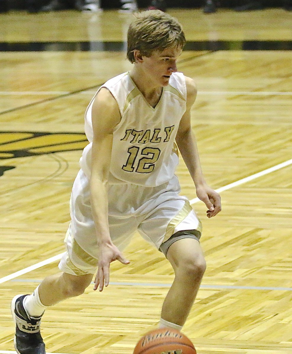 Image: Garrett Janek(12) hurries the ball into play during Italy’s JV game against Dallas Gateway.