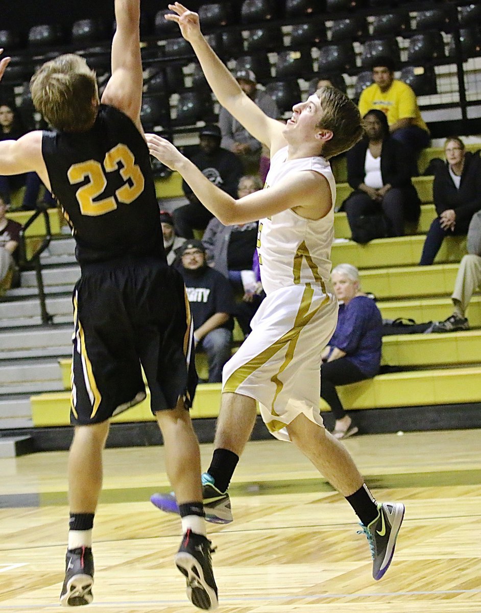 Image: Senior Gladiator Gary Kinkaid(2) excites Italy fans with a reverse layup against Itasca.