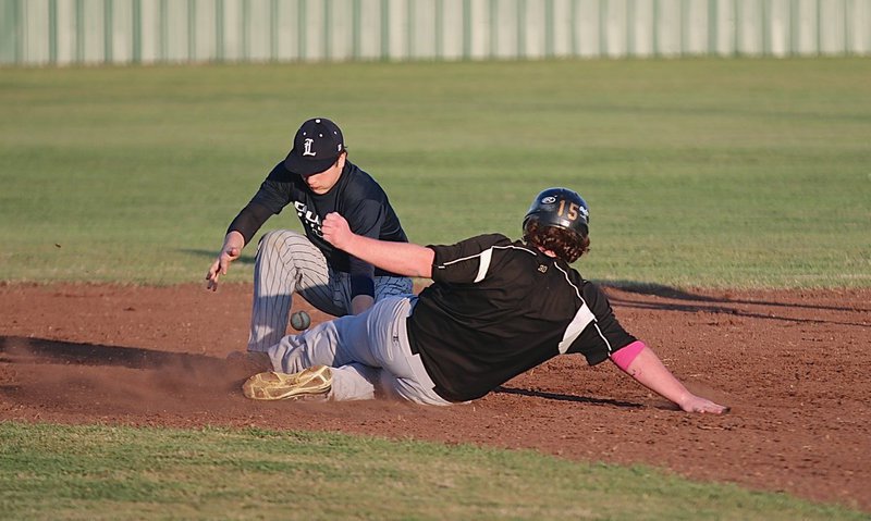 Image: Tyler Vencill slides safely into second-base for Italy’s offense.