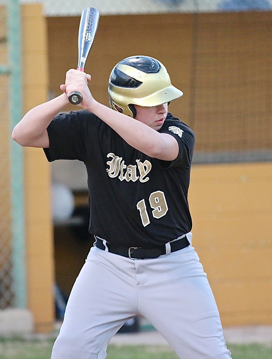 Image: Italy’s Austin Crawford tries to “Shock-and-Claw” the Cougars.